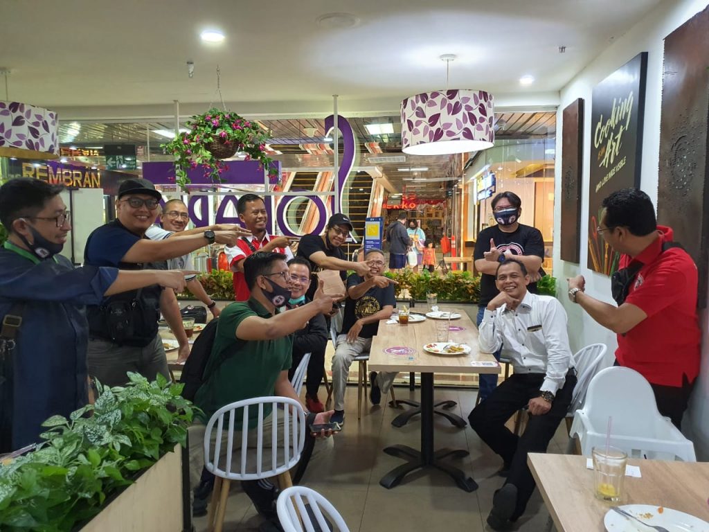 Diskusi dan sharing hipnosis