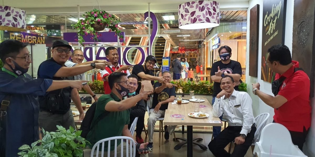 Diskusi dan sharing hipnosis